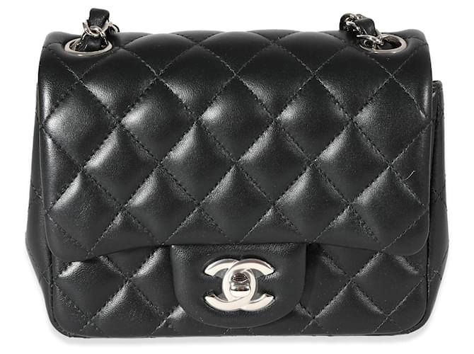 Minibolso cuadrado clásico con solapa de piel de cordero acolchada negra de Chanel Negro Cuero  ref.639585