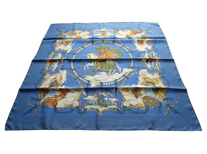 Hermès Lenço Hermes, NOVO, Nunca usado, cavaleiros da nuvem, Com sua caixa. Azul claro