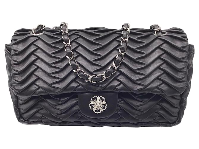 Chanel Classic Flap 2007 Bolso de hombro plisado de piel de cordero negra Negro Cuero  ref.641266