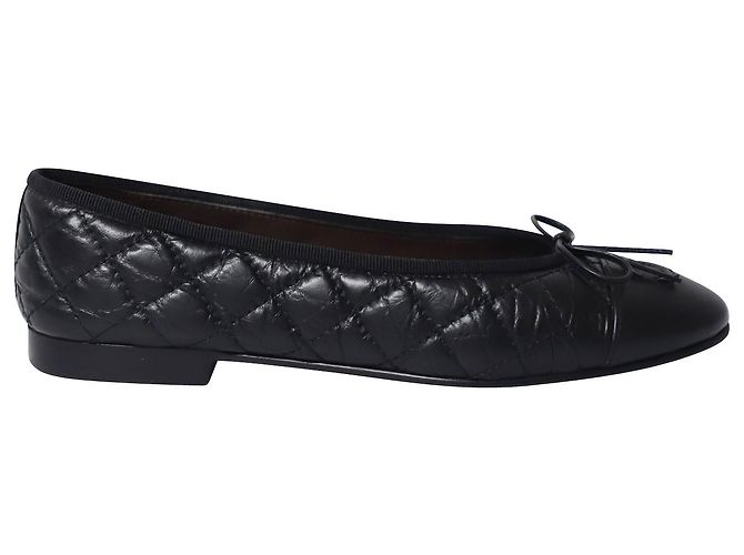 Sapatilhas Chanel Classic acolchoadas em couro preto