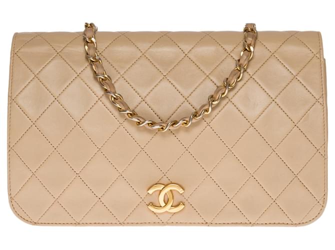 Timeless Linda bolsa Chanel Classique com aba cheia em pele de cordeiro acolchoada bege, garniture en métal doré Couro  ref.648765
