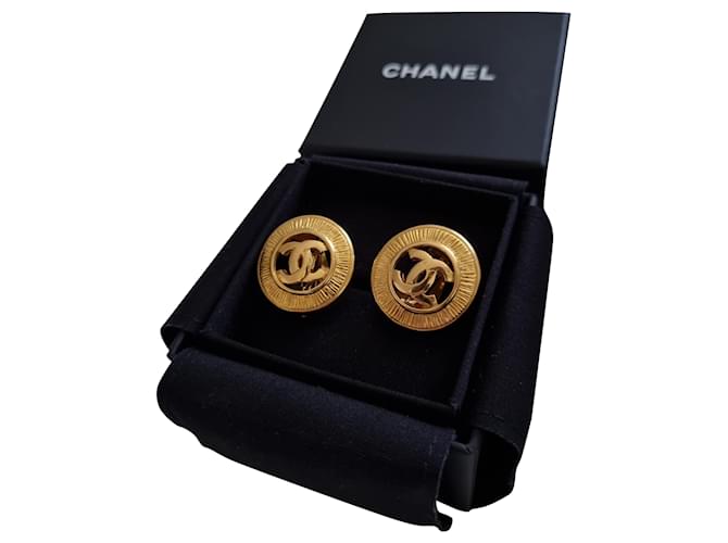 Chanel Boucles d'oreilles Doré  ref.649910