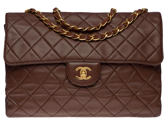 Majestic Chanel Timeless/Classique bolsa com aba jumbo em couro acolchoado marrom, garniture en métal doré  ref.651826