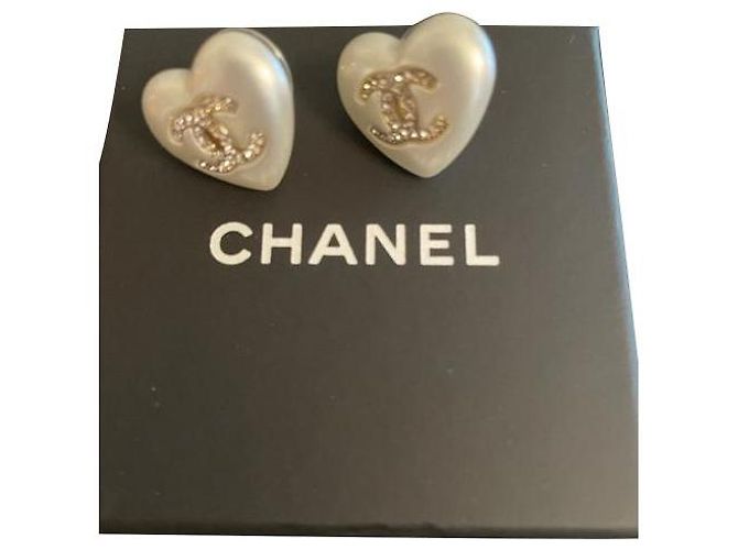 CHANEL PERLMUTT-STRASS-HERZOHRRINGE Aus weiß