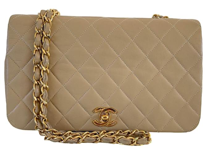 Classique Rabat simple plein Chanel 23 sac à bandoulière en cuir d'agneau beige avec finitions dorées  ref.652664