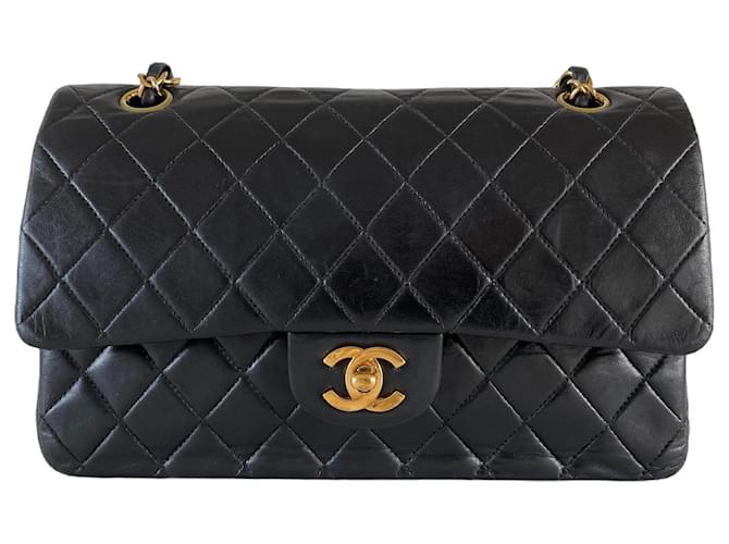 Timeless Chanel clássica aba forrada ferragens douradas em pele de cordeiro atemporal vintage preto Couro  ref.653680