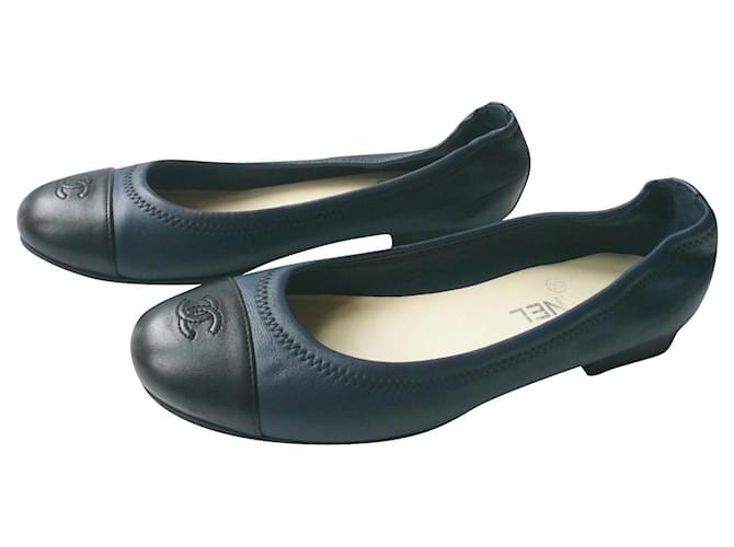 CHANEL Two-tone navy and black leather ballet flats T38IT very good condition Navy blue  ref.654654