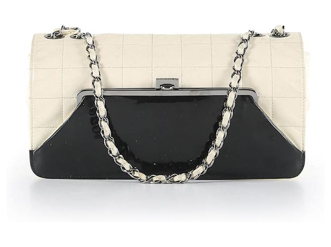Bolsa Chanel Couro Pele de Cordeiro Acolchoado Branco com Couro Envernizado Preto com Aba Kiss-Lock  ref.656293