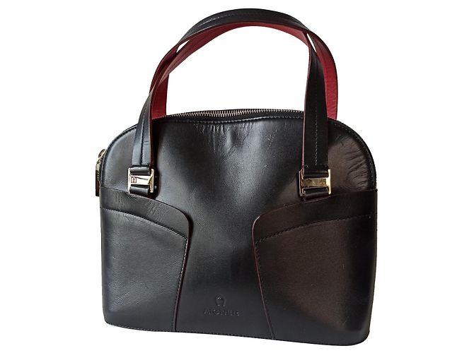 Aigner Handtasche aus schwarzem Leder