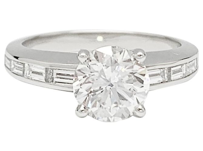 inconnue Solitaire ring accompanied by baguette diamonds.