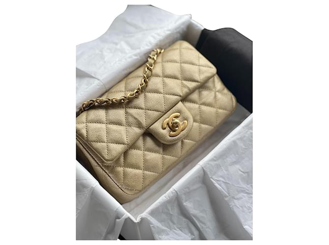 Timeless Mini bolsa Chanel Dourado Couro  ref.659945