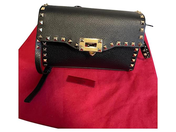 Valentino Garavani PETIT SAC À BANDOULIÈRE ROCKSTUD GRAINY en cuir de veau Noir 