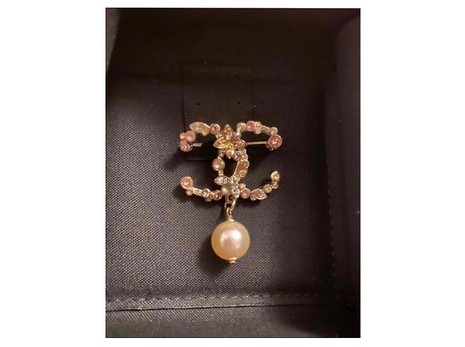 Broche Chanel CC papillon perle Multicolore