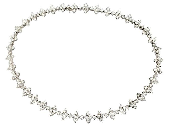 inconnue Collar flor en oro blanco y diamantes.