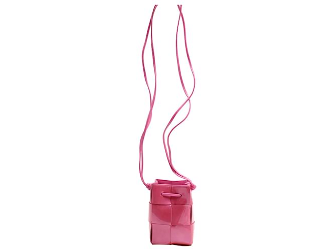 Bottega Veneta Cassette Mini Intrecciato Crossbody em couro envernizado rosa  ref.665063