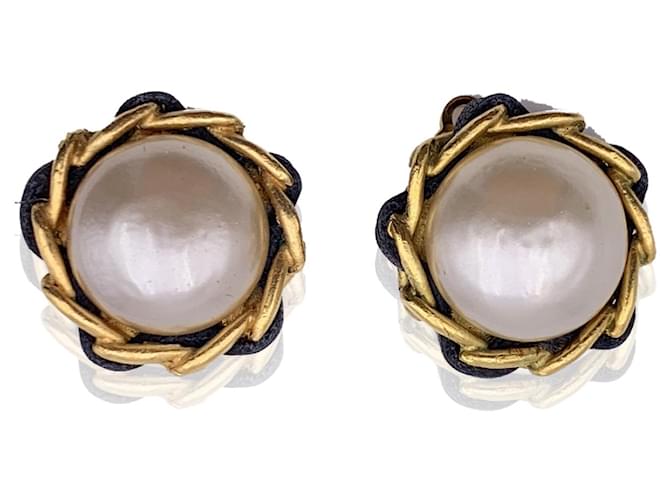 Chanel Vintage Faux Pearls and Chain Gold Metal Clip On Earrings Golden  ref.666470 - Joli Closet
