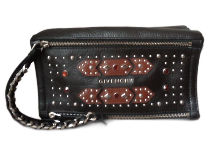 Pochette Givenchy Pandora en cuir cloutée noire