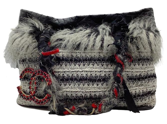 Chanel Inuit Fantasy & Fausse Fourrure cabas en tweed noir / blanc / rouge Cuir  ref.667758