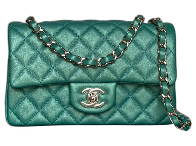 Timeless Chanel Mini borsa con patta in pelle di agnello verde iridescente  ref.669277