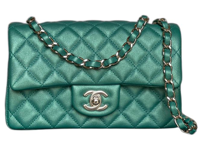 Timeless Chanel Bolsa de mão com mini abas de pele de cordeiro verde iridescente