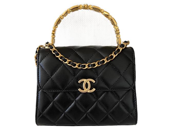 Chanel Clutch aus schwarzem Lammleder mit Überschlagtasche und Henkel Lammfell  ref.669279