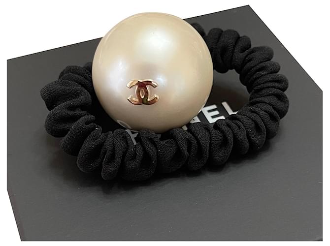 Gravata de cabelo clássica Jumbo Faux Pearl da Chanel Preto Branco  ref.669366