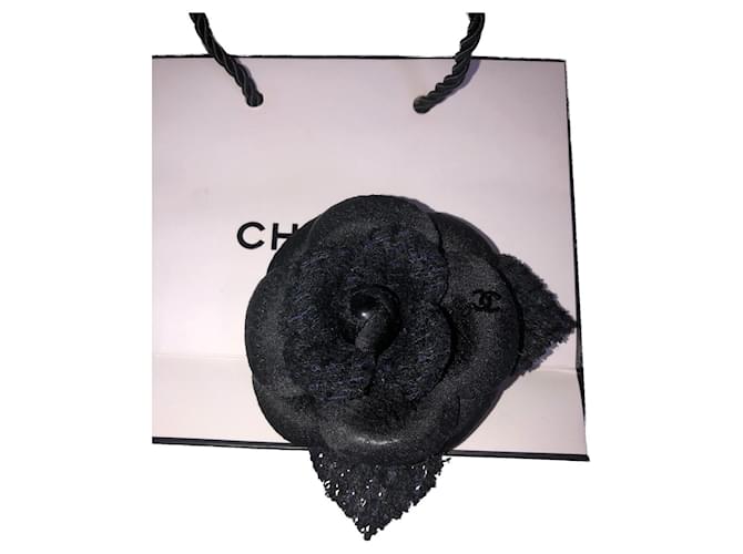 Chanel Broches et broches Tweed Noir  ref.671865