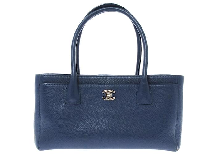 Chanel Executive Navy blue Leather  ref.673099