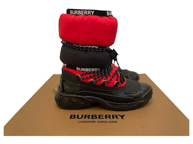 Burberry Botas de neve coloridas com fita de logotipo Vermelho Poliamida  ref.673673