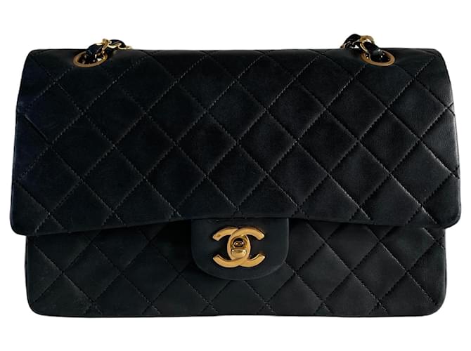 Timeless Chanel clássica aba forrada ferragens douradas em pele de cordeiro atemporal vintage preto Couro  ref.673781