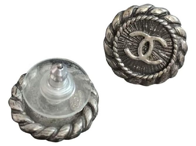 Orecchini Chanel con logo CC in metallo