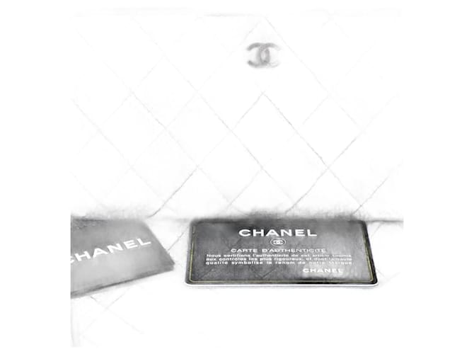 Cartera tipo cartera acolchada con cremallera alrededor de piel de cordero metalizada plateada perforada de Chanel Usado Plata Metálico Cuero  ref.673954