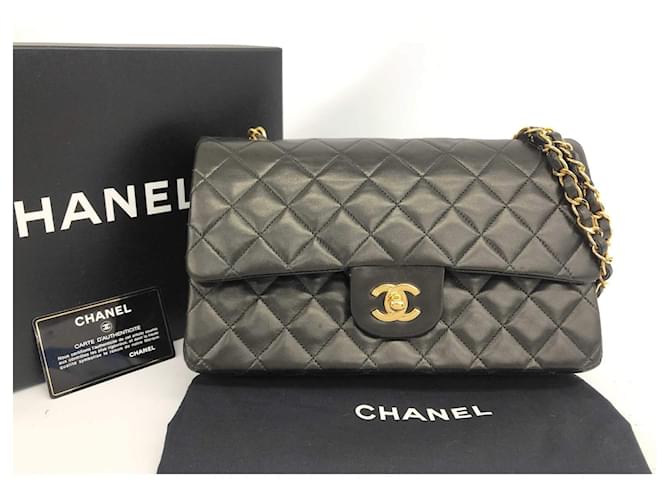 Classique Chanel à double rabat Cuir d'agneau Noir Bijouterie dorée  ref.675258