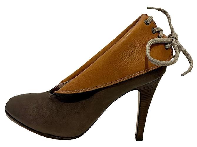 Chloé Chloe - Zapatos de tacón Gibbon de piel de becerro con cordones en la parte posterior Castaño Gris pardo Cuero  ref.677741
