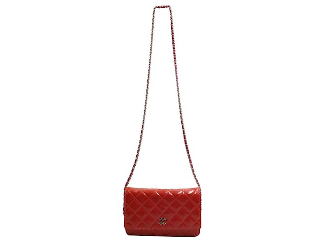 Wallet On Chain Chanel Portefeuille en cuir verni matelassé rouge sur chaîne  ref.681803