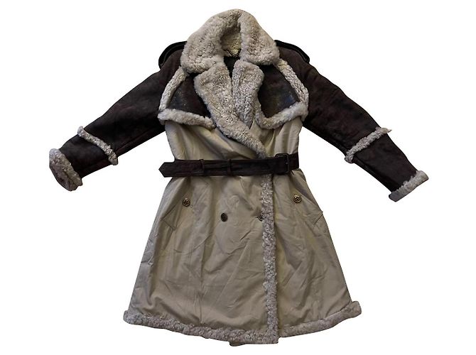 Casaco Burberry em shearling encaracolado e couro bege