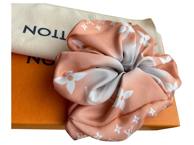 Louis Vuitton Silk scarves Multiple colors  ref.683729