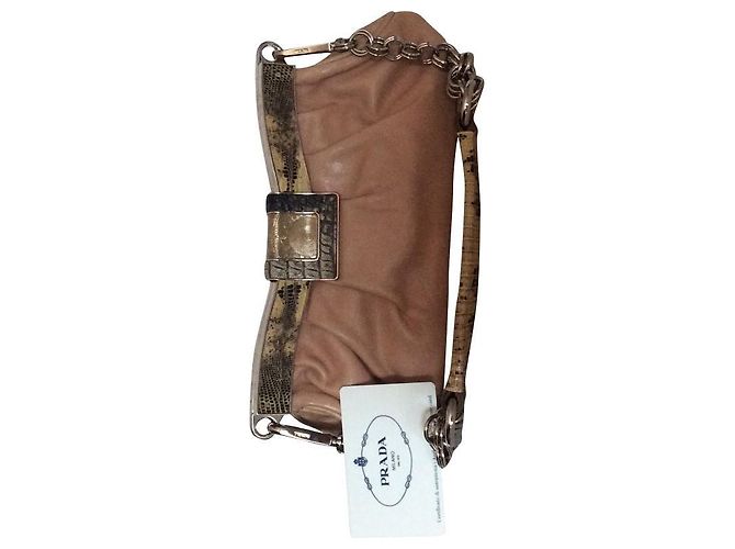 Bolsa Prada de couro cor de avelã com alça de metal