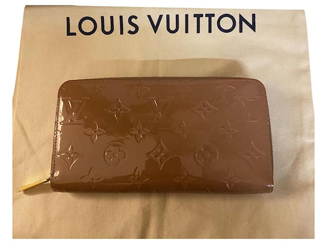 Louis Vuitton billetera acompañante Beige Charol  ref.685069