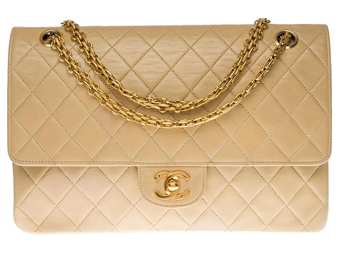 Espléndido bolso de mano Chanel Timeless/Classique con solapa forrada en piel de cordero acolchada beige Cuero  ref.685077