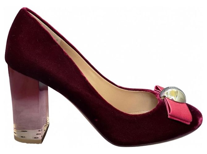 Zapatos de tacón Salvatore Ferragamo de terciopelo burdeos