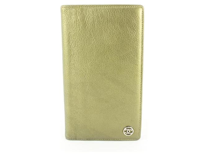 Chanel Lange Bifold Wallet aus Kalbsleder in Metallic-Grün  ref.686368