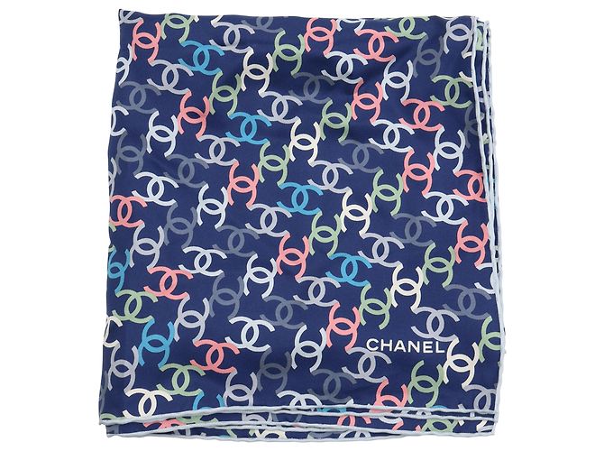 Sciarpa Chanel con monogramma multicolore in seta stampata blu navy