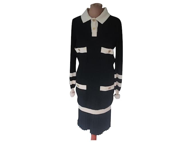 Chanel Skirt suit Black Wool  ref.688146