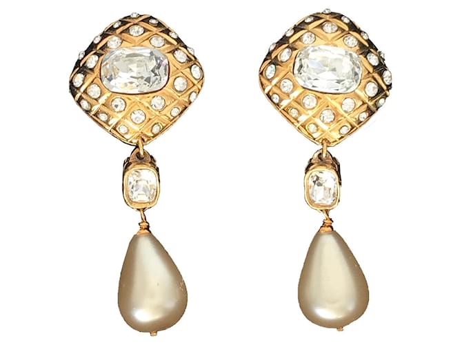 CHANEL- VINTAGE LONG QUILTED CRYSTAL PEARL DROP EARRINGS Golden Metal  Gold-plated ref.689669 - Joli Closet