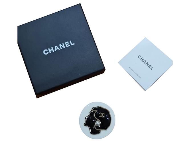 Cambon Coco Chanel portrait brooch Black White Golden Plastic Gold-plated  ref.690074