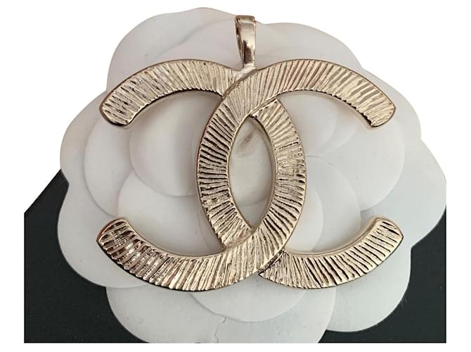 Chanel Pendant necklaces Golden Metal  ref.690205
