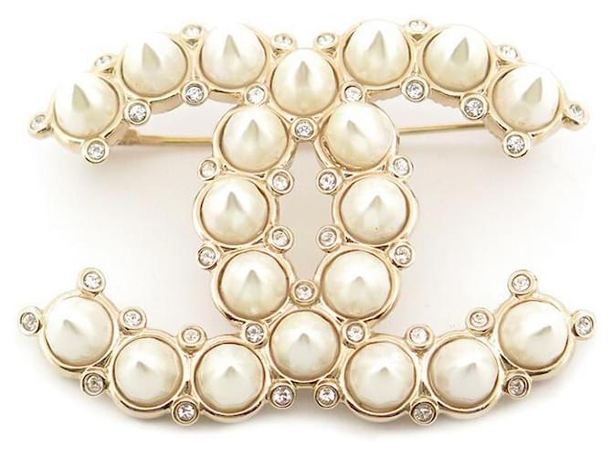 Other jewelry NEW CHANEL LOGO CC PEARLS & STRASS BROOCH IN GOLD METAL NEW  BROOCH Golden ref.691545 - Joli Closet