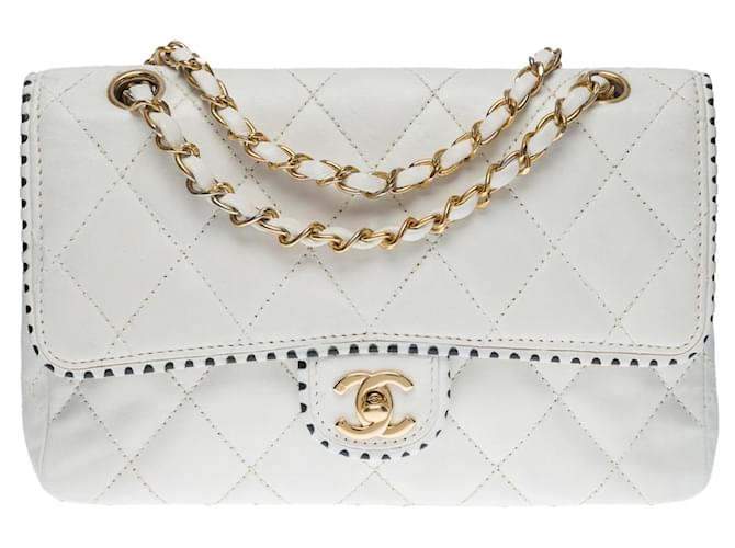 Bella borsa Chanel Timeless Medium a patta singola in edizione limitata in pelle trapuntata bianca e bordo blu navy a pois sulla patta, GHW Bianco  ref.692455