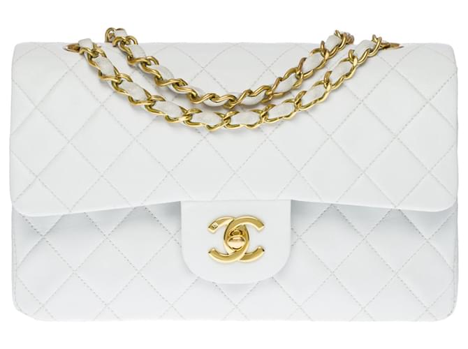 A cobiçada bolsa Chanel Timeless 23cm com aba forrada em pele de cordeiro acolchoada branca Branco Couro  ref.693489
